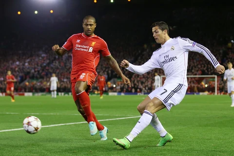 Ronaldo (phải) trong trận Real Maldrid thắng Liverpool 3-0 tại Bernabeu ở vòng bảng Champions League. (Nguồn: allsportsnews.co.uk) 