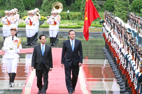 Thủ tướng Nguyễn Tấn Dũng và Thủ tướng Anh David Cameron duyệt đội danh dự. (Ảnh: Thống Nhất/TTXVN)