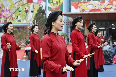 Một chương trình văn nghệ biểu diễn Hát Xoan Phú Thọ tại Hà Nội. (Ảnh: Minh Quyết/TTXVN)