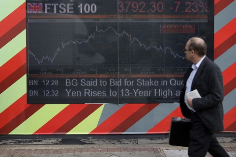 Một bảng điện tử hiển thị diễn biến thị trường chứng khoán London. (Nguồn: AFP)