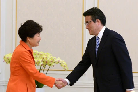 Tổng thống Hàn Quốc Park Geun Hye tiếp Chủ tịch đảng Dân chủ Nhật Bản (DPJ) đối lập chính của Nhật Bản, ông Katsuya Okada. (Nguồn: NEWSIS)