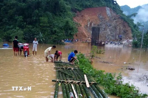 Người dân huyện Quan Hóa đóng bè để vượt qua điểm ngập sâu. (Ảnh: Trịnh Duy Hưng/TTXVN)