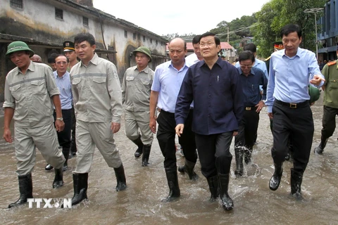 Chủ tịch nước Trương Tấn Sang kiểm tra tình hình khắc phục hậu quả mưa lũ tại Công ty than Mông Dương. (Ảnh: Nguyễn Khang/TTXVN)