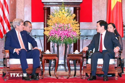 Chủ tịch nước Trương Tấn Sang tiếp Bộ trưởng Ngoại giao Hoa Kỳ John Kerry sang thăm Việt Nam. (Ảnh: Thống Nhất/TTXVN) 