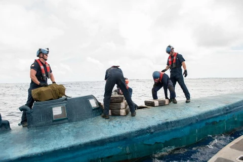 Lực lượng Bảo vệ bờ biển Mỹ tịch thu ma túy vận chuyển lậu trên một con tàu ngoài khơi nước này. (Nguồn: worldmaritimenews.com)