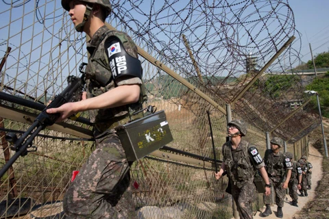 Binh sỹ Hàn Quốc đi tuần tại khu vực hàng rào ngăn cách hai miền Triều Tiên. (Nguồn: AP)