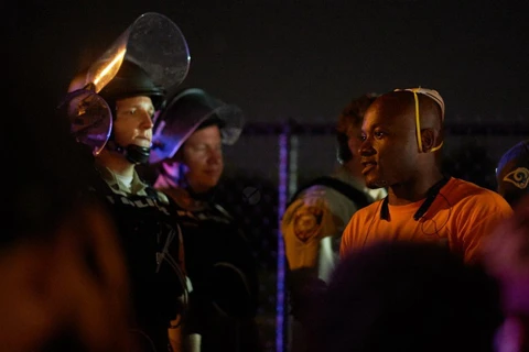Người biểu tình và cảnh sát Mỹ ở Ferguson. (Nguồn: AFP)