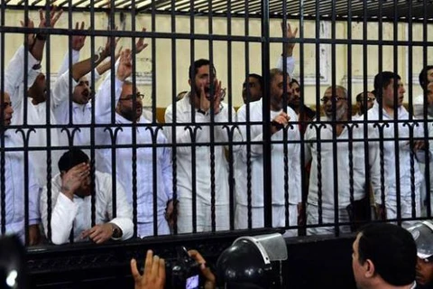 Những người ủng hộ MB trong một phiên tòa xét xử họ ở Ai Cập. (Nguồn: ibn-tv.com)