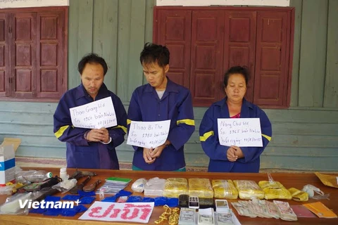 2 mẹ con Nàng Chư Hơ-Thao Vi Tho và Thạo Giang Hơ bị bắt cùng tang vật trên 27.400 viên ma túy tổng hợp. (Ảnh: Trịnh Duy Hưng/Vietnam+