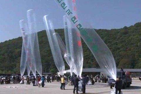 Các nhà hoạt động Hàn Quốc trong một hoạt động thả truyền đơn qua bóng bay vào lãnh thổ Triều Tiên. (Nguồn: stripes.com) 