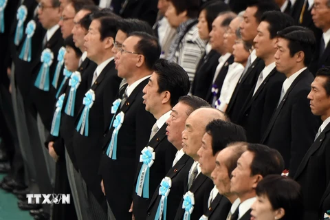 Thủ tướng Nhật Bản Shinzo Abe (giữa, hàng đầu) cùng các quan chức dự lễ tưởng niệm các nạn nhân chiến tranh ở Tokyo, ngày 15/8. (Nguồn: AFP/TTXVN)