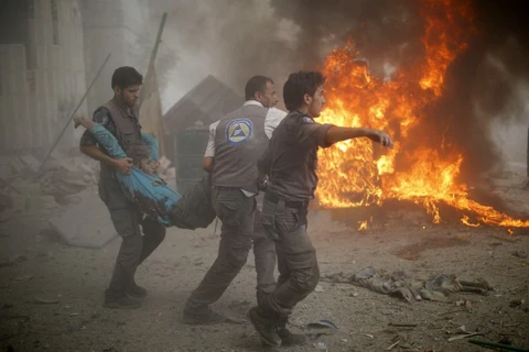 Vận chuyển người bị thương trong cuộc không kích của quân đội Syria nhằm vào quân nổi dậy ở Douma, phía Đông Damascus, ngày 16/8. (Nguồn: AFP)