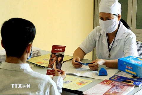 Nhân viên y tế tư vấn, điều trị ARV cho bệnh nhân nhiễm mới lao/HIV. (Ảnh: Dương Ngọc/TTXVN)