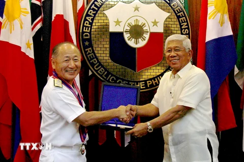 Bộ trưởng Quốc phòng Philippines Voltaire Gazmin (phải) gặp với Tổng Tham mưu trưởng Lực lượng phòng vệ Nhật Bản, Đô đốc Katsutoshi Kawano, ngày 12/8. (Nguồn: AFP/TTXVN)
