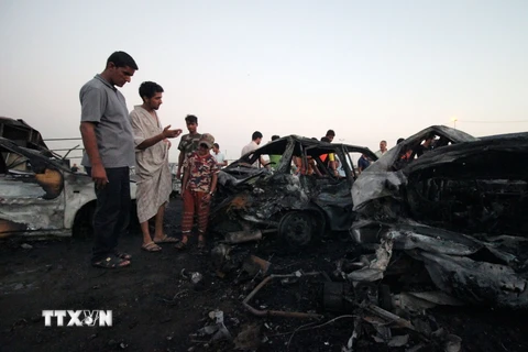 Hiện trường một vụ đánh bom ở trung tâm Baghdad, Iraq, ngày 15/8. (Nguồn: AFP/TTXVN)