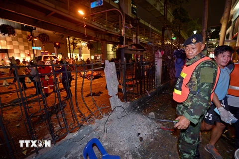 Cảnh sát Thái Lan điều tra tại hiện trường vụ nổ. (Nguồn: AFP/TTXVN)