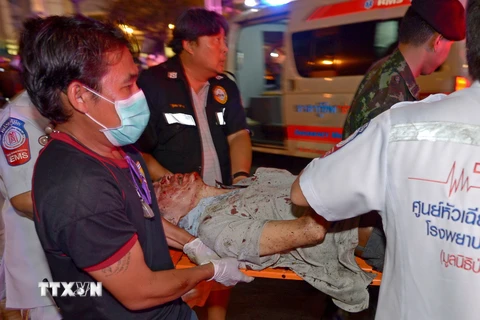 Lực lượng cứu hộ chuyển người bị thương trong vụ nổ bom, tối 17/8 ở trung tâm Bangkok. (Nguồn: AFP/TTXVN)