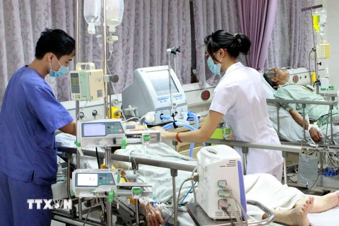 Nhân viên y tế chăm sóc cho bệnh nhân ở Bệnh viên đa khoa Xanh Pôn (Hà Nội). (Ảnh: Dương Ngọc/TTXVN)