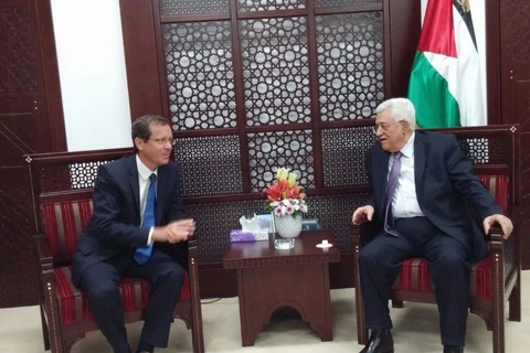 Tổng thống Palestine Mahmoud Abbas gặp ông Isaac Herzog, thủ lĩnh phe đối lập ở Israel, tại khu Bờ Tây. (Nguồn: jpost.com) 