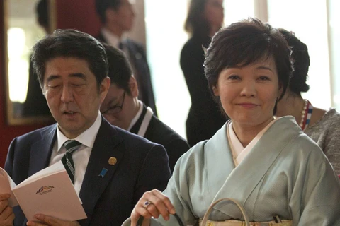 Phu nhân Thủ tướng Nhật Bản Akie Abe (phải) cùng chồng là Thủ tướng Nhật Bản Shinzo Abe. (Nguồn: EPA) 