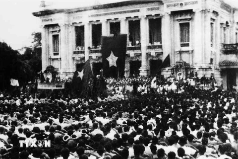 Ngày 19/8/1945, hàng vạn người dân thủ đô Hà Nội dự Lễ míttinh biểu dương lực lượng tại Quảng trường Nhà hát Lớn, chào mừng Ủy ban Quân quản. (Nguồn: TTXVN)