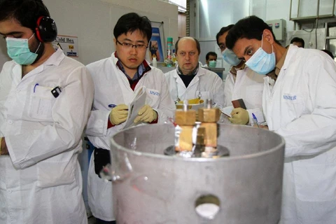 Các thanh sát viên IAEA thanh sát một cơ sở hạt nhân của Iran, năm 2014. (Nguồn: AFP)