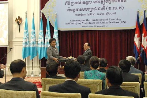 Đại diện Liên hợp quốc trao bàn đồ cho phía Campuchia. (Ảnh: Xuân Khu/Vietnam+)