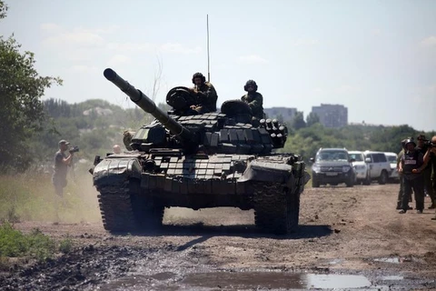 Thành viên OSCE giám sát hoạt động rút quân của lực lượng ly khai ở miền Đông Ukarine hồi tháng 7. (Nguồn: AFP)