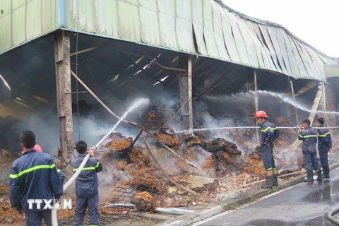 Lực lượng Cảnh sát phòng cháy chữa cháy Công an tỉnh Bắc Ninh tích cực khống chế đám cháy. (Ảnh: Thái Hùng/TTXVN)