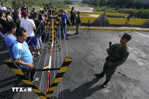 Người dân Colombia tại biên giới với Venezuela ở Cucuta ngày 22/8. (Nguồn: AFP/TTXVN) 