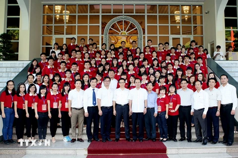 Phó Thủ tướng Vũ Đức Đam chụp ảnh chung với đoàn đại biểu thủ khoa tốt nghiệp xuất sắc trường Đại học, Học viện trên địa bàn Hà Nội. (Ảnh: Phạm Kiên/TTXVN)