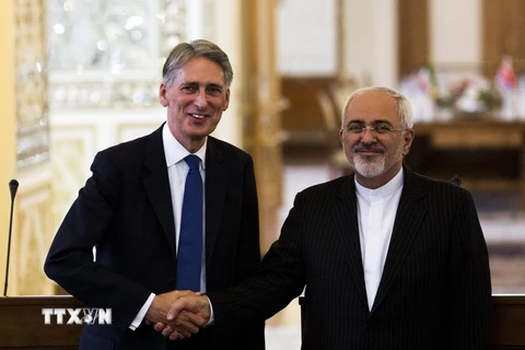 Ngoại trưởng Iran Mohammad Javad Zarif (phải) và Ngoại trưởng Anh Philip Hammond tại cuộc họp báo sau hội đàm ở Tehran, ngày 23/8. (Nguồn: AFP/TTXVN)