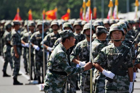 Binh sỹ Trung Quốc chuẩn bị cho lễ duyệt binh. (Nguồn: Sputniknews)