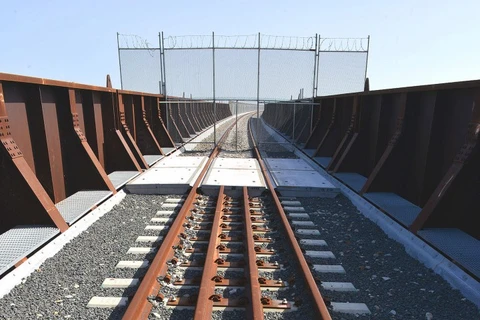 Hàng rào ngăn tuyến đường sắt xuyên biên giới Mỹ-Mexico ở Tây Brownsville. (Nguồn: AP)