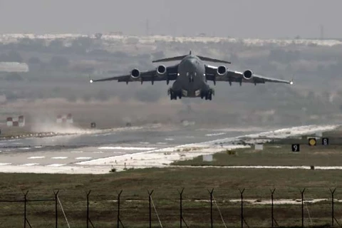 Máy bay quân sự Mỹ cất cánh từ căn cứ quân sự ở phía nam Thổ Nhĩ Kỳ . (Nguồn: AP)