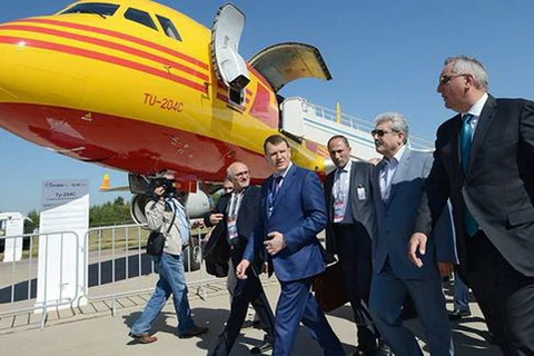 Phó Thủ tướng Nga Dmitry Rogozin (ngoài cùng bên phải) đi bên cạnh cùng Phó Tổng thống Iran Sorena Sattari thăm MAKS-2015. (Nguồn: Dmitry Rogozin/twitter) 