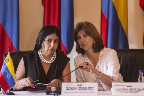 Ngoại trưởng Colombia Maria Angela Holguin (phải) và Ngoại trưởng Venezuela Delcy Rodriguez tại cuộc họp giải quyết khủng hoảng biên giới, ở Cartagena, Colombia. (Nguồn: AFP)