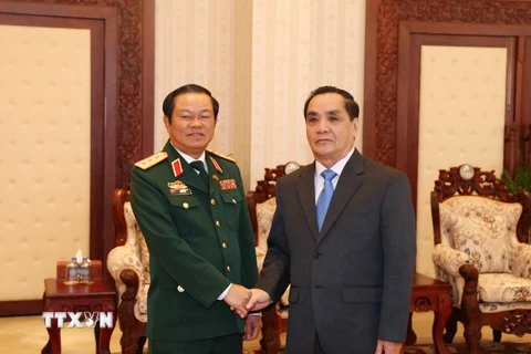 Thủ tướng Cộng hòa Dân chủ Nhân dân Lào Thongsing Thammavong tiếp Thượng tướng Đỗ Bá Tỵ. (Ảnh: Phạm Kiên/TTXVN)
