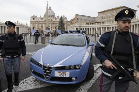 Cảnh sát vũ trang Italy canh gác tại khu vực quảng trường Thánh Peter ở Rome. (Nguồn: AP)