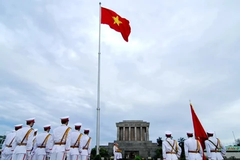 [Video] Thiêng liêng, tự hào đứng dưới lá cờ Tổ quốc 