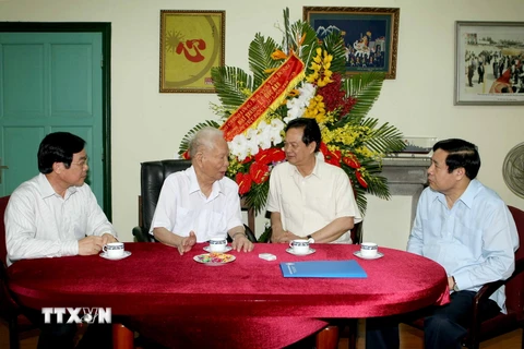 Thủ tướng Nguyễn Tấn Dũng đến thăm nguyên Chủ tịch nước Lê Đức Anh. (Ảnh: Phạm Kiên/TTXVN)