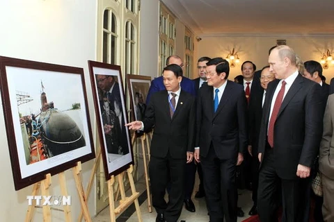 Chủ tịch nước Trương Tấn Sang và Tổng thống Nga V. Putin xem ảnh trưng bày với chủ đề “Quan hệ Việt-Nga qua ống kính của phóng viên TTXVN và Itar-Tass” tại Hà Nội (tháng 11/2013). (Nguồn: TTXVN)