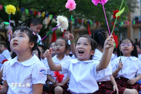 Niềm vui của học sinh lớp 1 trong ngày khai giảng năm học mới tại Trường Phổ thông cơ sở Nguyễn Đình Chiểu (Hà Nội). (Ảnh: Quý Trung/TTXVN) 