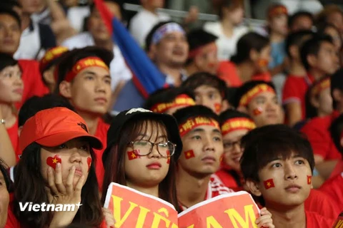 [Photo] Nỗi buồn của cổ động viên Việt Nam trên sân quốc gia Lào