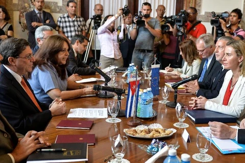 Cao ủy phụ trách đối ngoại của EU Federica Mogherini (phải) gặp Ngoại trưởng Cuban Bruno Rodriguez (thứ hai- bên trái) ở La Habana, ngày 24/3. (Nguồn: AFP) 