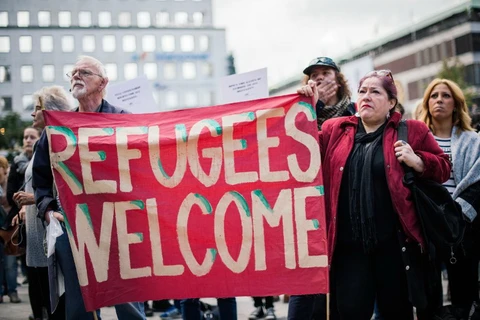 Người biểu tình cầm theo biểu ngữ ủng hộ người tị nạn ở Stockholm. (Nguồn: AFP)