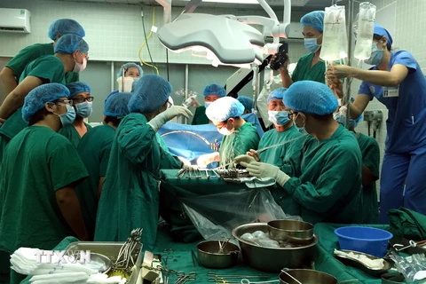 Kíp phẫu thuật thực hiện ghép tạng. (Nguồn: Tư liệu của Bệnh viện Hữu nghị Việt Đức/TTXVN phát)