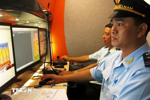 Cán bộ hải quan Bình Dương thực hiện kiểm tra hàng hóa qua màn hình điện tử. (Ảnh: Hải Âu/TTXVN)