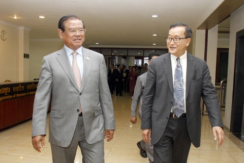 Phó Thủ tướng, Phó Chủ tịch CPP Sar Kheng (trái) và Chủ tịch CNRP Sam Rainsy tại cuộc hội đàm hồi tháng 4. (Nguồn: akp.gov.kh)