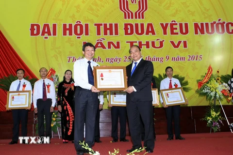 Phó Thủ tướng Nguyễn Xuân Phúc trao Huân chương Lao động hạng Nhất, hạng Nhì cho các cá nhân có thành tích xuất sắc của tỉnh Thái Bình. (Ảnh: Doãn Tấn/TTXVN)